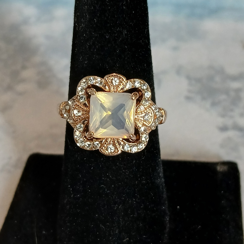 Elegant Gold and Silver Women's Ring
